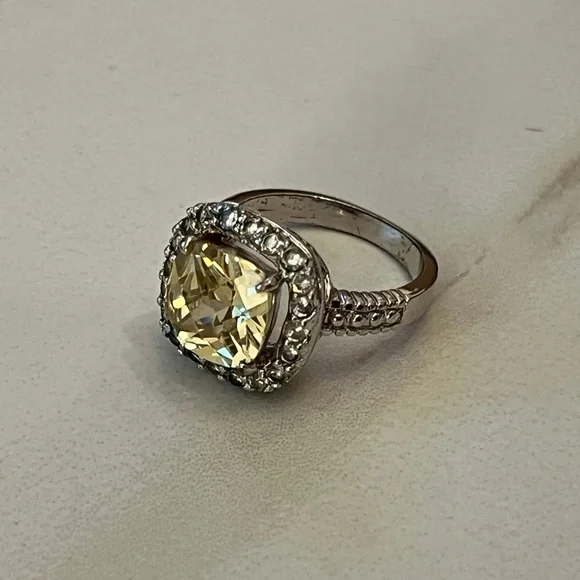 Elegant Silver and Yellow Gemstone Ring - Picture 4 of 9